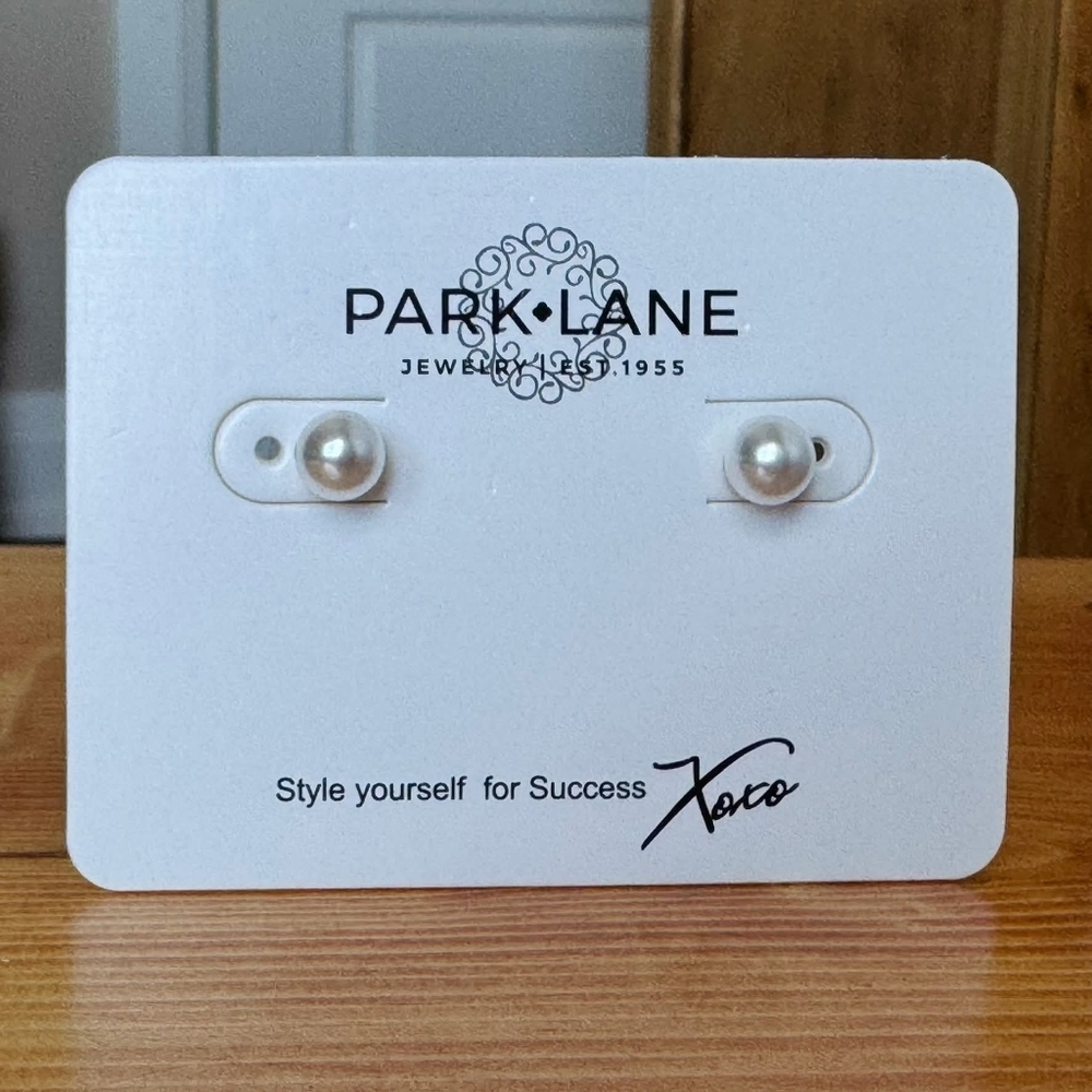 ParkLane Pearl Stud Earrings - Lustrous White Pearls